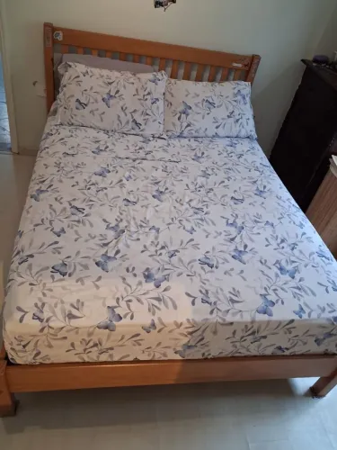 Cama de casal madeira Tok Stok e colchão Ortobom