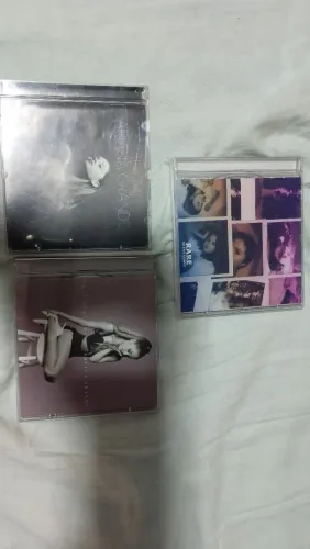 2 cds ariana grande 1 cd Selena gomez
