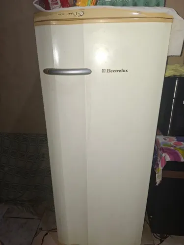 Geladeira Electrolux usada em bom estado de conservação funcionando bem