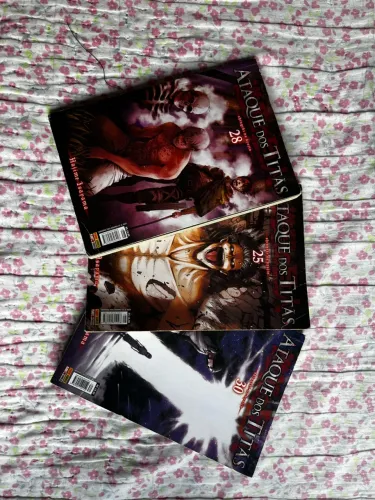 ? Vendo 3 mangás de Attack on Titan, seminovos, por apenas R$50,00