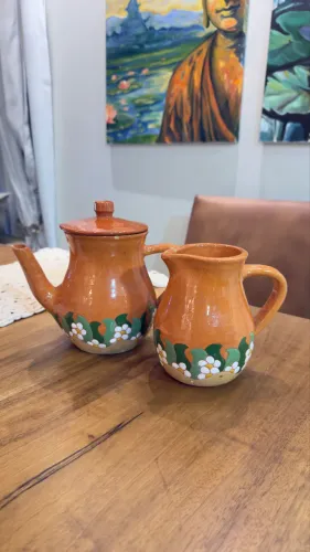 conjunto de bule e leiteira em cerâmica artesanal esmaltada