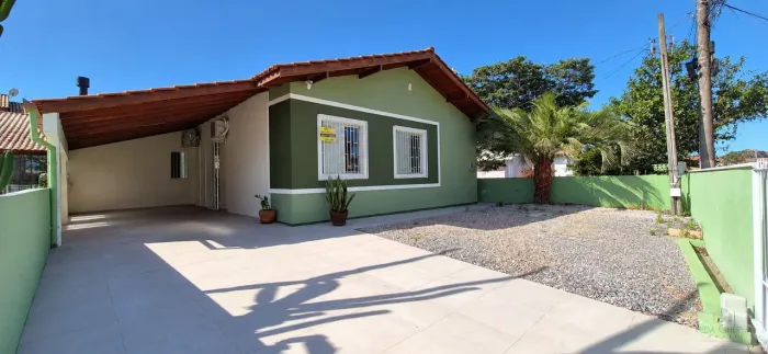 Casa com 04 dormitórios nos Ingleses