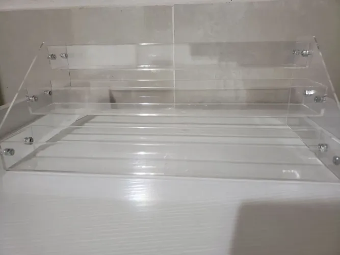 ESTANTE ACRÍLICO PARA FIGURAS DE AÇAO, CDS, DVDS, LIVROS, ETC.