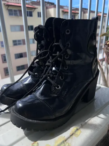 Bota Coturno Verniz Preto Feminina