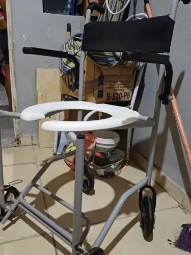 cadeira de banho + cadeira de rodas