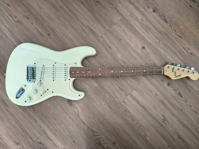 Vendo Guitarra Fender Squier linda e amplificador Meteoro Super Guitar MG10