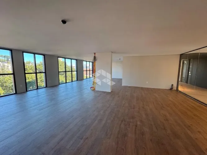 Sala comercial composta por 03 salas unificadas, totalizando 141,93m²