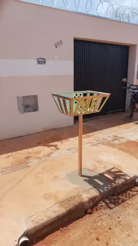 Vendo lixeiras de calçada de vários modelos já estalada em Belo Horizonte e região