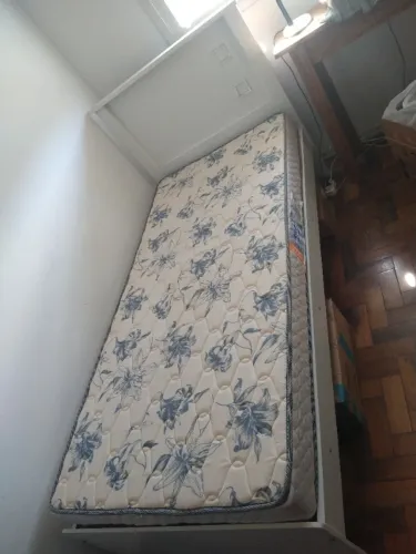 Cama de solteiro com colchão. Muito pouco uso. Ótimo estado.