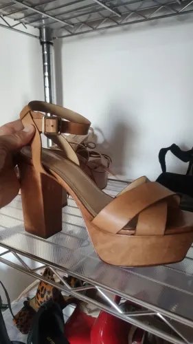 Sandália couro legítimo Schutz caramelo n.36