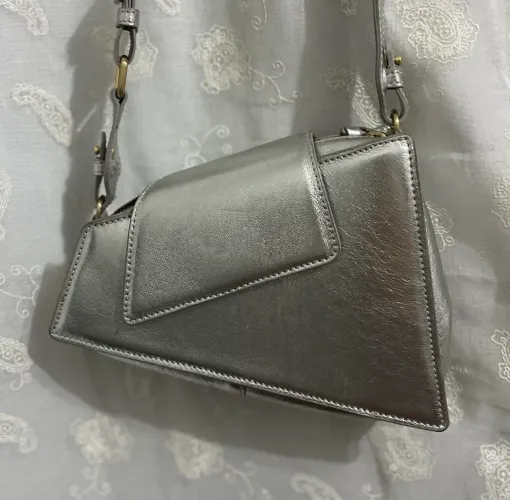 Bolsa tiracolo raia couro prata