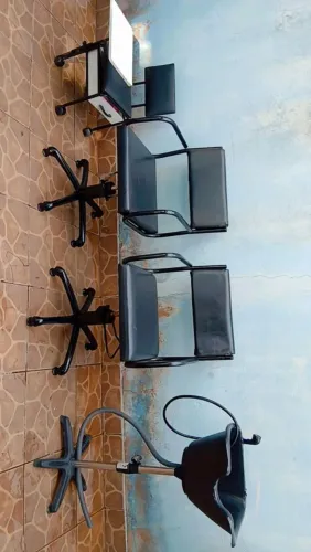 Cadeiras, lavatório e mesinha de manicure