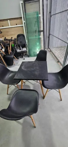 Mesa e  4 cadeiras eames 