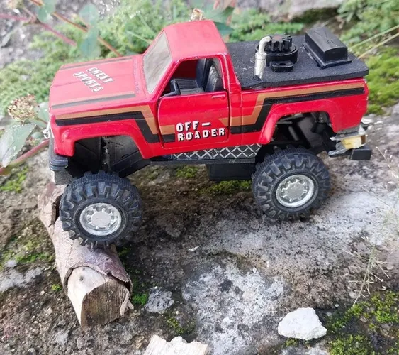 Miniatura Yatming 1:43 Chevrolet Chevy Pick Up - Off Roader. Customizada Monster Truck.