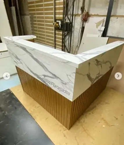 Balcão Escritórios Recepção - Ripado e liso com Detalhe no MDF Marmorizado Sob Medida