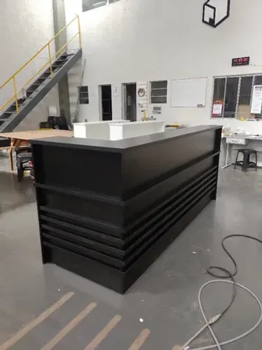 Balcão de recepção em L ripado Preto 2,30M