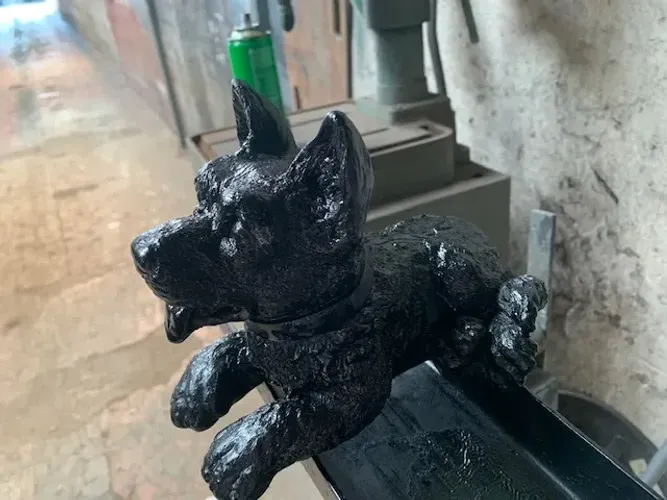 cachorro de gesso cor preto 