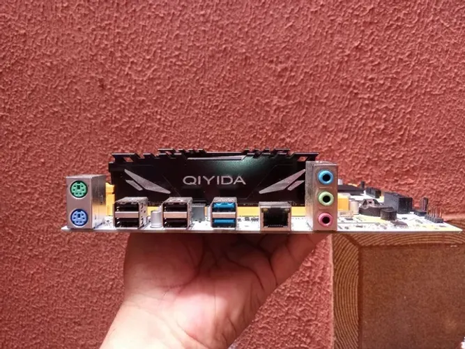  Placa mãe, processador e 8 gigas de memórias.