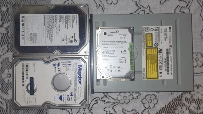 HDs 40, 60GB Seagate e Maxtor e 1 gravador deDVD
