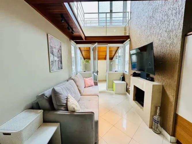 Duplex na Bela Vista, 2 dormitórios com espaço para home office, lareira e 2 vagas
