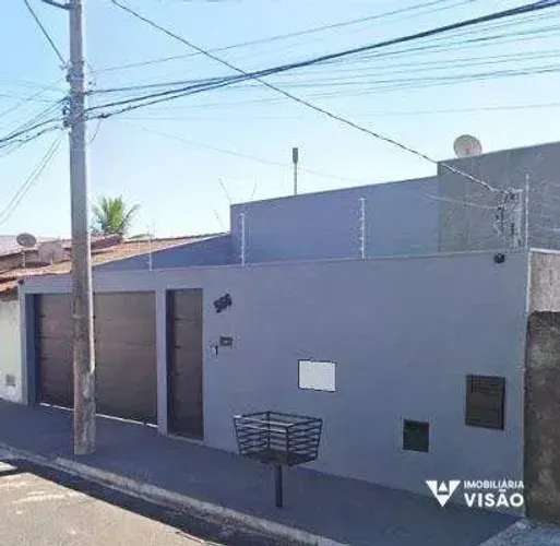 CASA À VENDA COM 03 QUARTOS, GARAGEM PARA 01 CARRO E ENTRADA PARA 05 NO SANTA MARTA