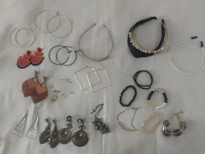 Mix de bijuterias femininas - Brincos, colares e pulseiras