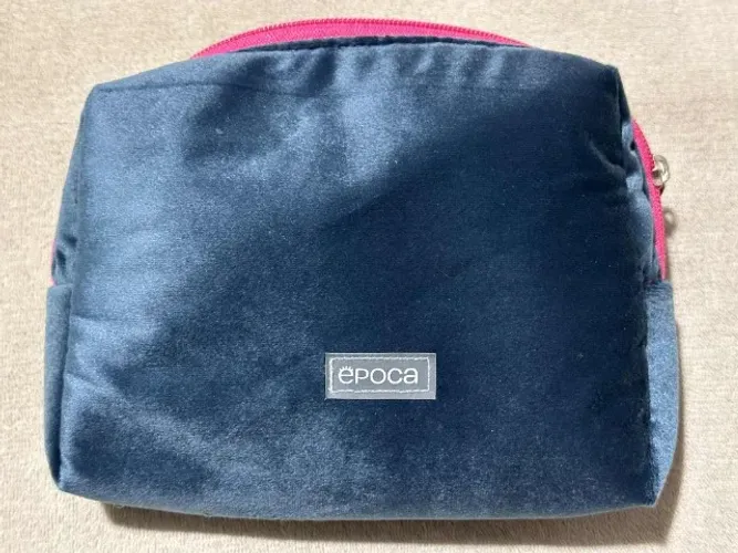 Necessaire de veludo azul com detalhe rosa