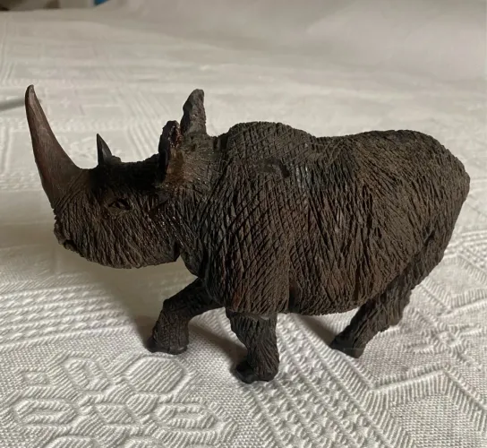 Magnífica Escultura de Rinoceronte em Madeira Nobre 