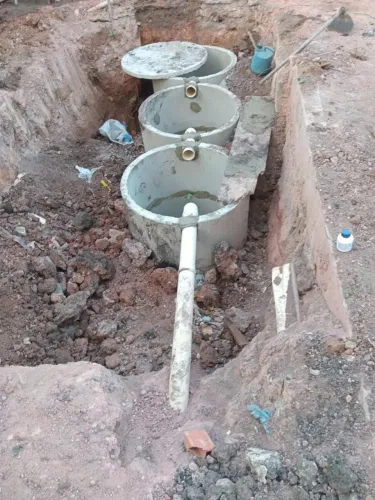 Fossa séptica pré-moldada em construção