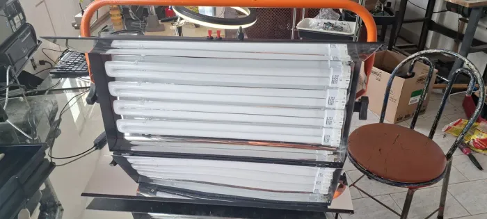 Luminária de teto com lâmpadas fluorescentes