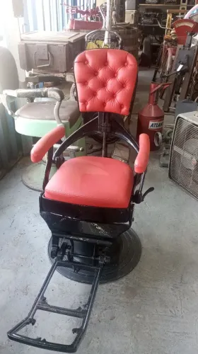 Cadeira antiga de  barbeiro  dentista 