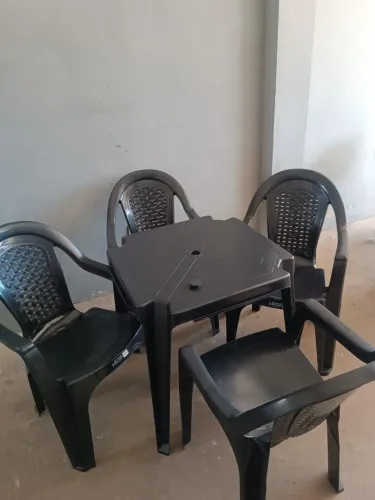 Cadeiras e Mesas novas modelo poltronas de plástico.
