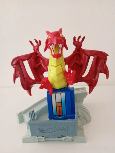 Pista Hot Wheels com Dragão