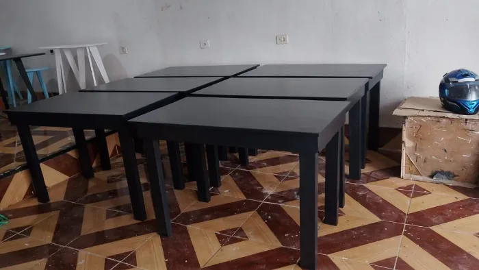 Mesa de jantar em madeira preta nova