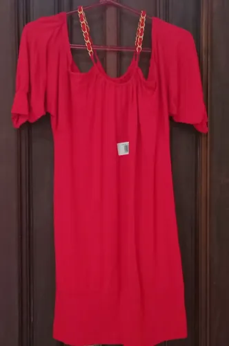 Micro Vestido M NOVO corte reto Vermelho, corrente dourada na alça, manga vazada nos ombro