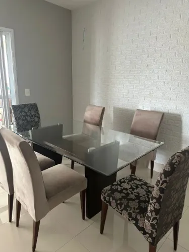 Conjunto mesa de jantar com 6 cadeiras estofadas