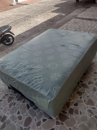 Cama Box casal com molas com Detalhes em Flores
