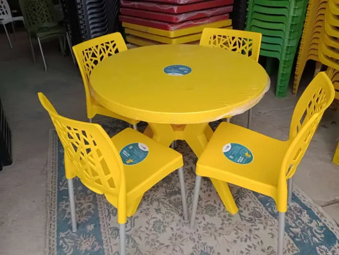 Conjunto Mesa Redonda com 4 Cadeiras