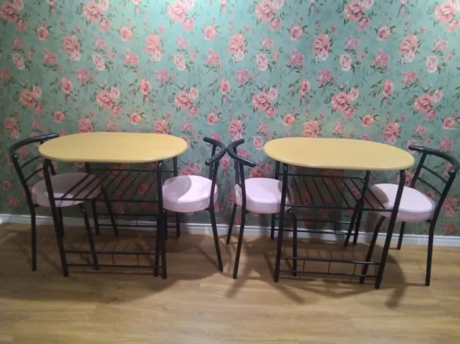 Conjunto de 02  mesas bistrô com 04  cadeiras.