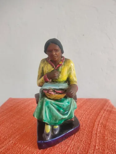 Estátua antiga vendedora 17x9 cm