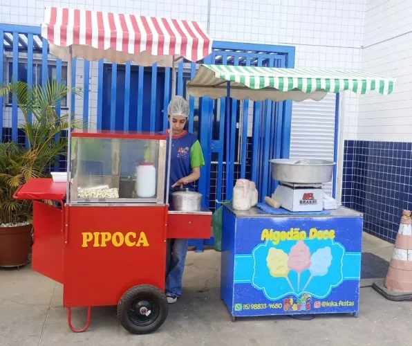 Barraquinha de algodão doce e carrinho de pipoca 
