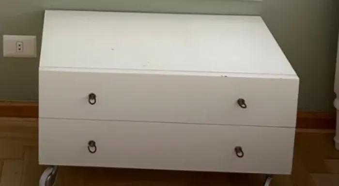 Mesinha de Cabeceira com Rodinhas