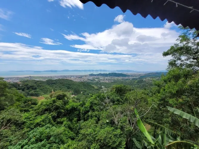 Casa à venda com 1 dormitório com vista espetacular de Biguaçu e Florianópolis/SC.