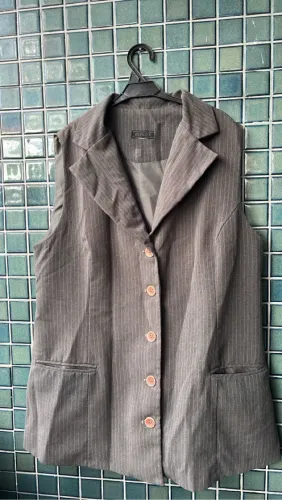 Colete feminino de linho cinza