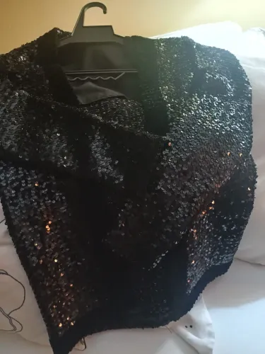blazer de corte costura todo trabalhado no paetê.