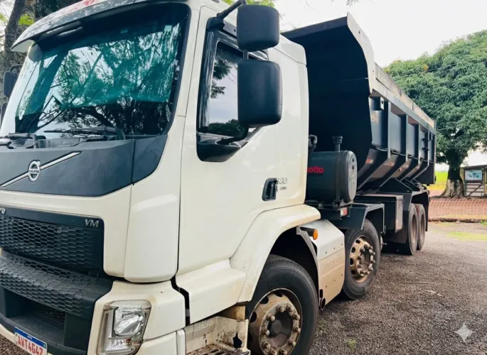 Volvo VM 330 8x2  ano 2022 Único dono 