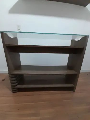 Bar com vidro e prateleiras.