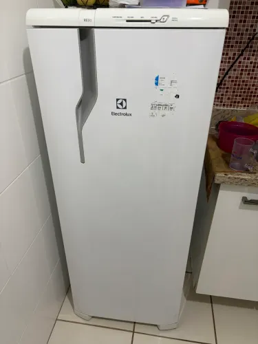 Geladeira Electrolux 240L Branca RE31 127v