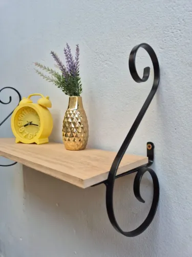 Prateleira feita em ferro estilo Colonial 