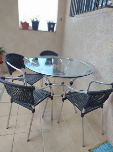 Mesa para área externa e piscina comprada em loja de design